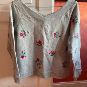 Tröja från Rebecca Minkoff - Säljer en sweatshirt med en omlottskurning. Tröjan är från Rebecca Minkoff och köpt på NK i Stockholm. Storlek medium. Aldrig använd. Säljer pgr av att jag har en liknande. Köpt för runt 1000kr. Säljer för 300kr. Går att buda, säljaren står för frakten.