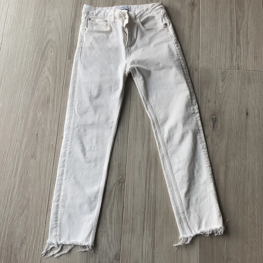 Ett par vita jeans får zara har använt 2-3 gånger och är i bra Skick💕 betalas med Swish . Jeans & Byxor.