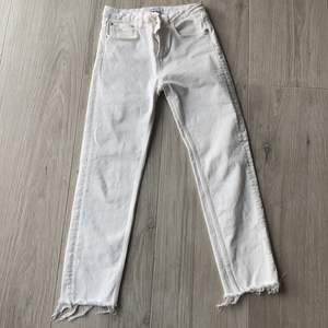 Ett par vita jeans får zara har använt 2-3 gånger och är i bra Skick💕 betalas med Swish 