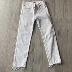 Vita jeans - Ett par vita jeans får zara har använt 2-3 gånger och är i bra Skick💕 betalas med Swish 