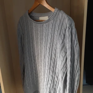 Kabelstickad tjocktröja - En riktigt skön tjocktröja i bra skick, passar S-M. 