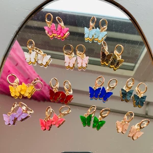 Fjärilsörhängen - Perfekta julklappen är här! Alla skimrar även om det inte syns på bilden. Trendiga och söta. Färgerna som finns är: rosa, ljusblå, vit, ljusrosa, brun, gul, vinröd, marinblå, svart, lila, korall, grön och beige. Ett par örhänge: 60kr. 2 par: 110kr. 3 par: 150kr. 5 par: 200kr. Frakten kostar 11kr oavsett hur många man vill köpa. De kommer från min Instagram by_butterflygloss❤️