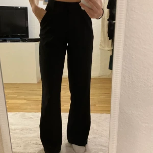 Vida kostymbyxor  - Supersnygga populära kostymbyxor ifrån madlady, de är i storlek xxs men skulle mer säga att de passar xs/s. Beställda för någon vecka sedan, och är helt oanvända. De går att justera i midjan. Nypris 499 kr. 💗 skriv privat om du har frågor! 