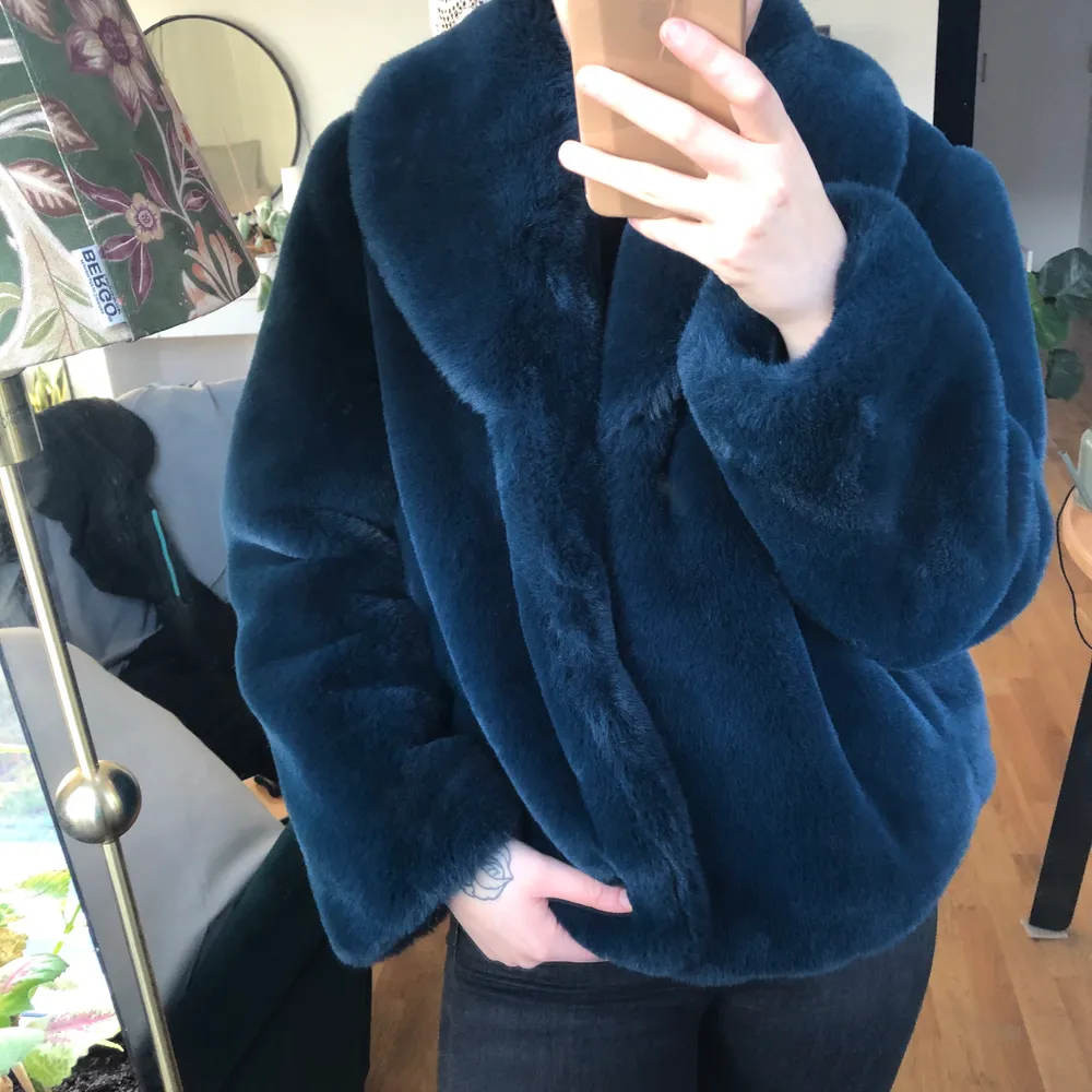 Fluffig jacka i mörkblått tyg från H&M. Passar perfekt till vintern! Jag har storlek XS/S och är 164cm lång. Frakt tillkommer. . Jackor.