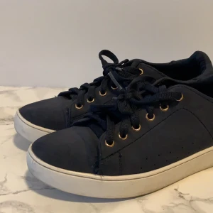 Marinblå XIT skor strl 38 - Använt ett fåtal gånger och väldigt bekväma. Säljs för 100 kr. Kan mötas upp eller frakta men då ingår frakt! :)