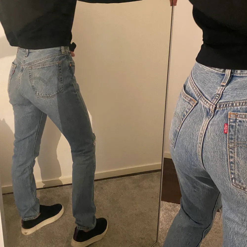 Använda ett fåtal gånger pga för korta. Bilderna är på min syster som är 168 cm. I Levi’s populära 501 modell med jättefina slitningar. . Jeans & Byxor.