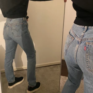 Blåa Levis jeans i 501 - Använda ett fåtal gånger pga för korta. Bilderna är på min syster som är 168 cm. I Levi’s populära 501 modell med jättefina slitningar. 