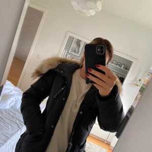HILLIES JACKA - En hollies jacka storlek 36 passar även 34, den är som ny utanför men inne vid fickan har den sprukit och är sydd. Pälsen är fluffigare och större än orginalet då jag köpte till de.