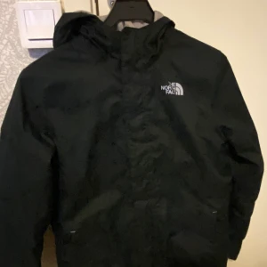 14-16 år Storlek L köparen står för frakt  - North face jacka i jätte fin skick använd några gånger håller än varm 