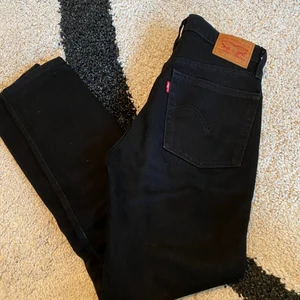 Levi’s 501 Skinny - Svarta Levi’s 501 Skinny som knappt är använda. De är en croppad modell så de slutar precis vid anklarna på mig som är 164, stl 24💜                                                                   Möts upp i stockholm eller skickas