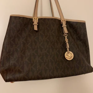 Michael Kors - Micheal Kors väska, köpt för cirka 3500kr. Handtagen är slitna men resten av väskan är extremt fräsch. 