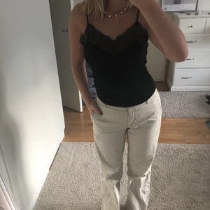 Svart topp med spets - Jättesöt topp med spets från bikbok!!!💕💓💟Har använt väldigt lite så är i bra skick🤍 Ryggen har också spets!💘