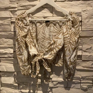 Blus - Säljer tyvärr min sååå fina blus som jag använt mycket men sparsamt! Sitter såå fint på kroppen. Den har blivit för liten för mig därför kan ja ej skicka bild med den på eller få dens rättvisa på bild, täcker brösten mer när man har den på sig. 