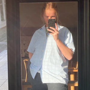 kortärmad skjorta - Oanvänd kortärmad skjorta, passar både öppen som stängd!! Frakt tillkommer🌻🌻