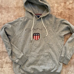 Gant Hoodie S - Grå Gant Hoodie strl S. Bra skick! Inga defekter.