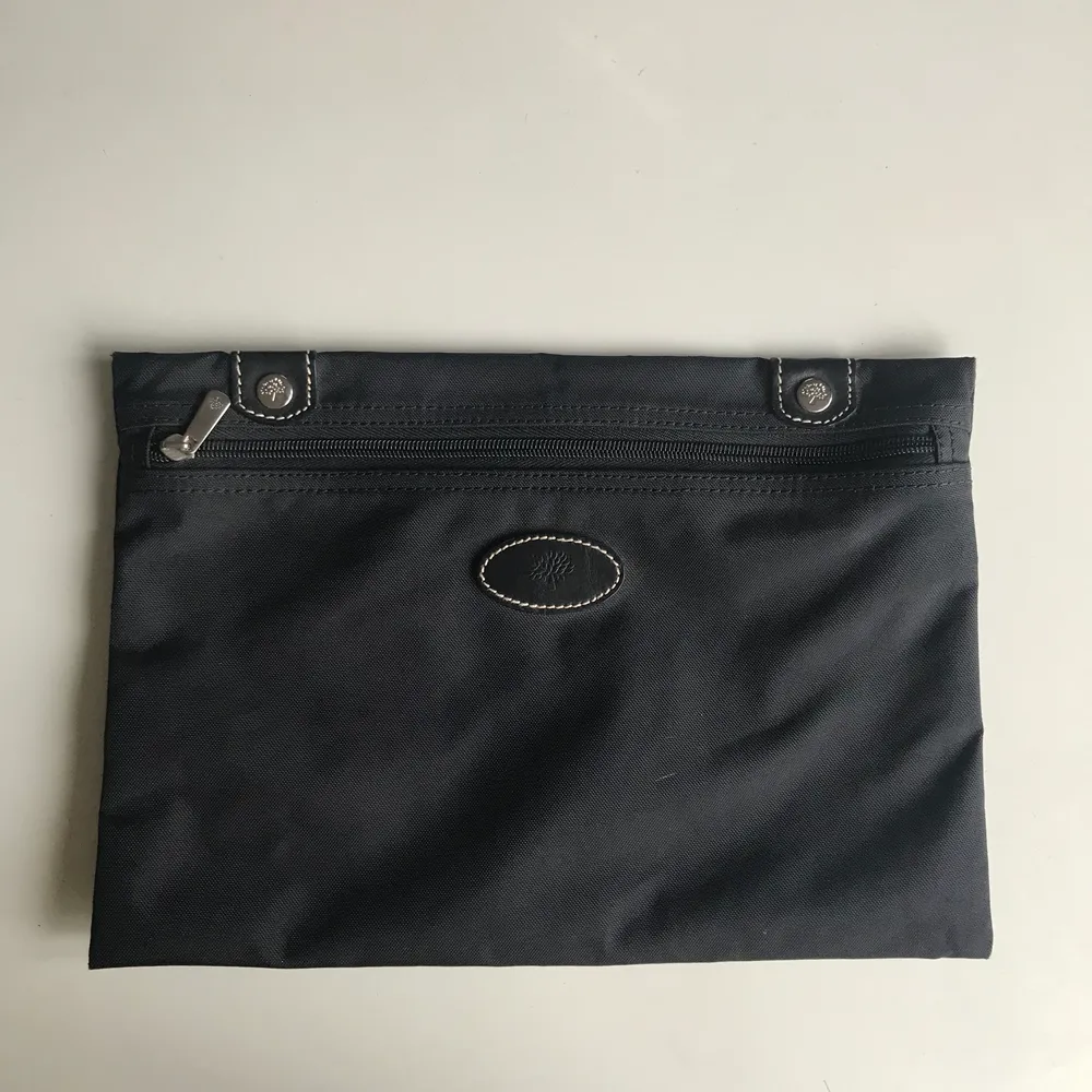 Mulberry necessär/sminkväska/clutch med läderdetaljer . Väskor.