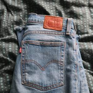 Jeans från Levis i croppad modell, använda sparsamt ca 7-10 gånger. Säljer pga för små för mig, nypris 700:- 🌸🌷
