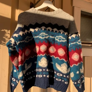 Mönstrad ulltröja - Vintage handstickad tröja i äkta ull, storlek M sitter inte tajt men man drunknar inte heller i den! Pris + frakt ✌🏼💕