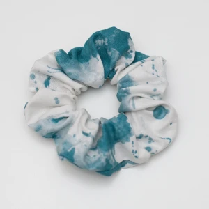Scrunchie - Ny och oanvänd handgjord scrunchie i bomullstyg.  Material: 100% bomull, endast handtvätt.   Notera att mönstret varierat något mellan olika exemplar då jag syr flera stycken av samma tyg, alla är dock snarlika! Färgen kan variera något från verkligheten beroende på skärminställningar. Pälsdjur och hö finns i hemmet, dock inget som kommer i direkt kontakt med produkterna.