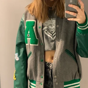 College jacka - Säljer nu min älskade college/varsity jacka i superbra skick. Den köptes second hand och jag har själv valt ut och satt på parkchef på jackan vilket gör den unik! Den är storlek L men sitter snyggt på en S. Buda💕 högsta bud: 810