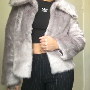 Faux fur från  - Grå Faux fur från Gina tricot( nästan ljuslila i färgen), ordinarie pris 799 kr, 