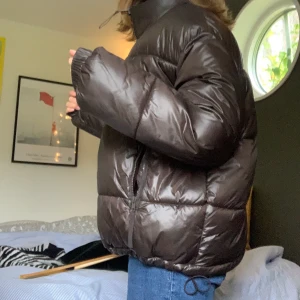 Brun fluffig jacka! - Varm vinterjacka från Weekday köpt för 800 kr förra vintern. Är i bra skick! På ena sidan har spännet gått sönder, vilket dock inte syns när man har på sig jackan. Frakt ingår inte, men kan mötas upp:)