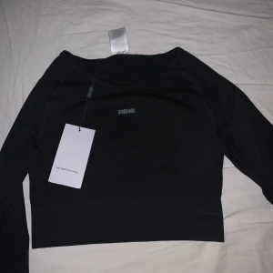 Gymshark träningströja - GYMSHARK Träningstopp. Modell: Flex sport long skrevet crop tio. Aldrig använd med prislappen kvar. Storlek S