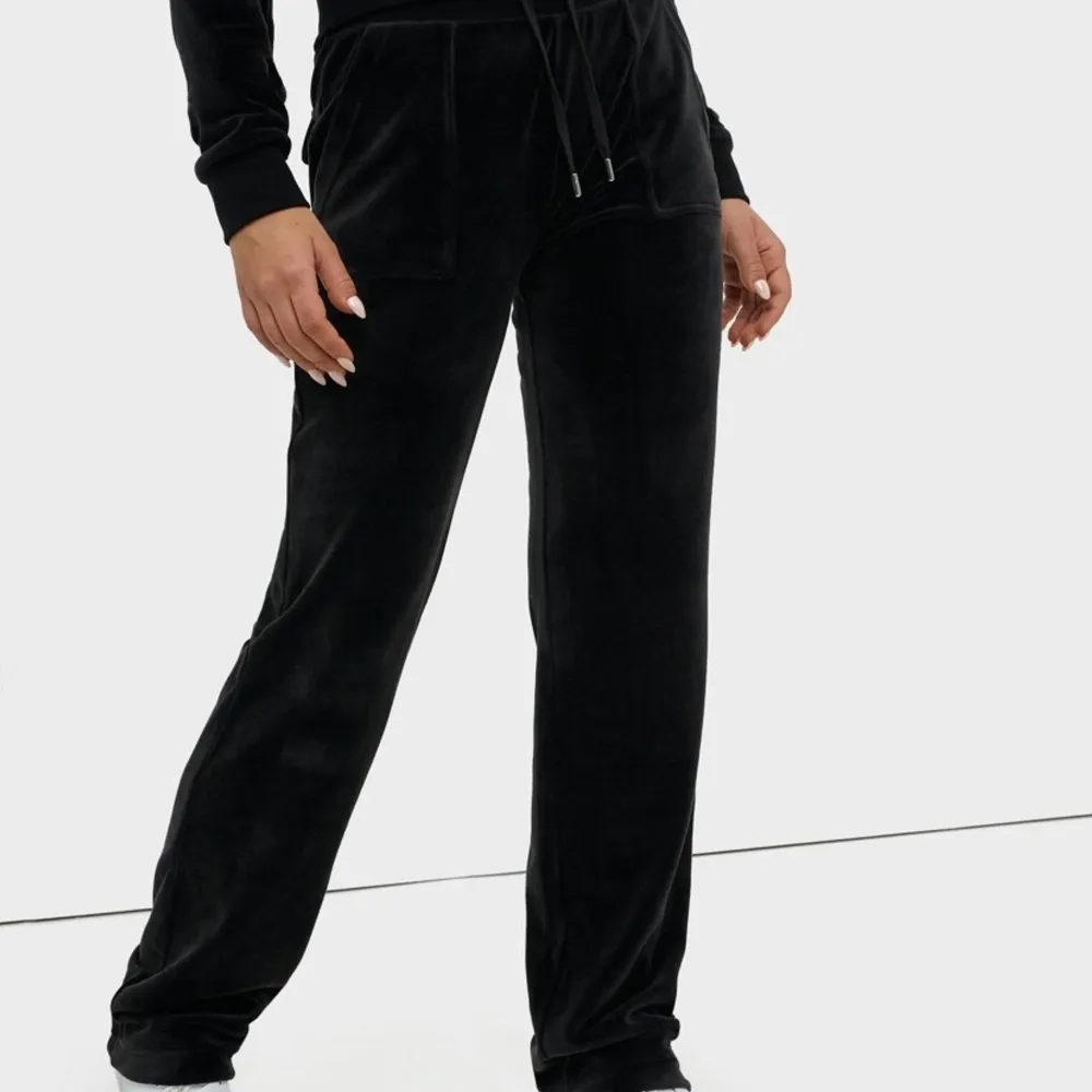 Säljer mina svarta mjukis byxor från juciy couture, använda fåtal gånger. Storlek small, köpta för 999kr🥰🤍. Jeans & Byxor.