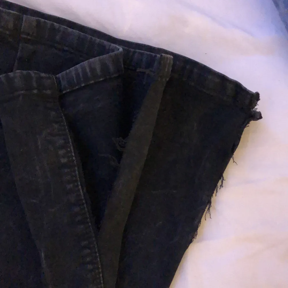 Säljer ett par likadana bootcut jeans som de blåa från dr denim! Strl M som de förra, är i bra skick och inga som helst skador. Frakt tillkommer💕 (även klippt egen slits nere vid båda benen) (samma orginalpris som de blåa - 499kr). Jeans & Byxor.