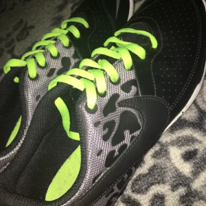 Nike svart grå neon - Inte använda en ända gång. Sport/spring skor. Priset kan diskuteras om ni inte är nöjda. Tel 0760499822