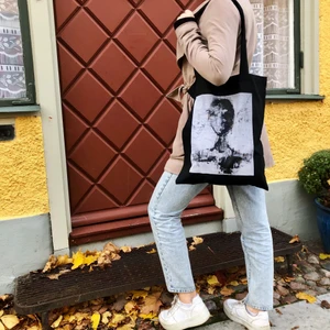 Tygpåse - Vi är ett UF företag som säljer tygpåsar! Detta är  tygpåse ”Unknown Black”