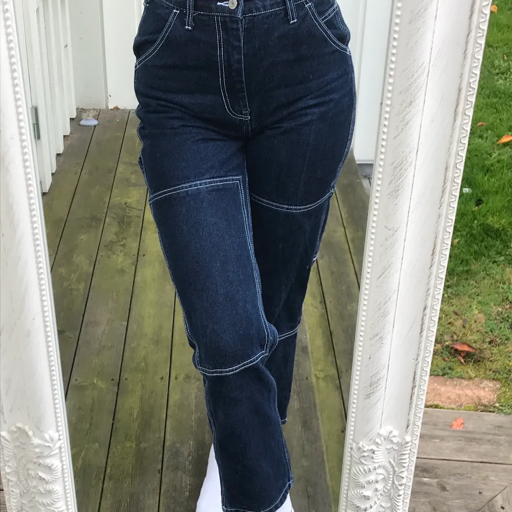 Carpenter jeans från Brandy Melville i storlek M, Midjemått: 72 cm. Riktigt snygga med unika detaljer i vit sömm. Säljer pga för korta för mig. Knappt använda!🥰. Jeans & Byxor.