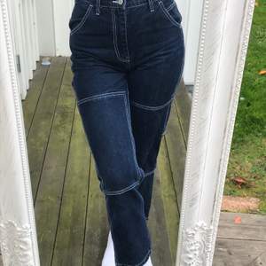 Carpenter jeans från Brandy Melville i storlek M, Midjemått: 72 cm. Riktigt snygga med unika detaljer i vit sömm. Säljer pga för korta för mig. Knappt använda!🥰
