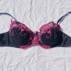 Ny, oanvänd bh - Bh-n va tyvärr för stor, därför är den ej använd. Första bilderna togs utomhus i solen och den sista inne, därför är det olika ljus.😊 Kan eventuellt mötas upp i Stockholm om önskas💕