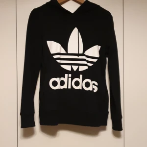 Adidas hoodie  - Adidas hoodie dam stl XS / 30  I stort sett aldrig använd. Finns i Jönköping. Köpare betalar frakt.