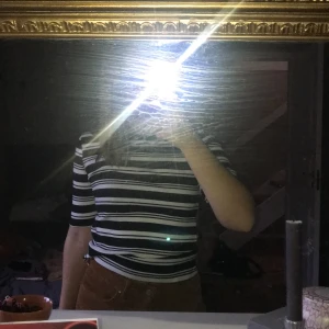 Svartvit randig ribbad tröja - Säljer denna ribbade tröja! Väldigt lätt att stylea, och lätt att matcha. Säljer pga garderobsrensning ! Den anpassar sig lätt efter ens kroppstyp, xs men passar även mig som en S!