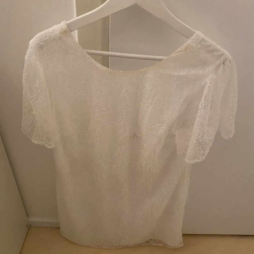 Fin vit spets klänning från Nelly.com. Använd 1 gång, fläck vid halsen, går bort i tvätten . Klänningar.