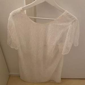 Fin vit spets klänning från Nelly.com. Använd 1 gång, fläck vid halsen, går bort i tvätten 