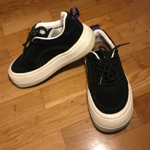 Eytys sonic suede black 38 - Svarta Eytys Sonic skor i storlek 38. Sparsamt använda och står bara i garderboen nuförtiden. Kan mötas i Göteborg. Pm om du har några frågor:)