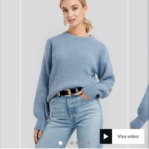 Stickad tröja  - säljer min stickade tröja från NA-KD då den inte kommer till användning längre, den är bra gick men lite nopprig bara men inget man tänker på, skriv privat för mer bilder! köpt för ca 300kr och mitt pris 100kr. köpare står för frakt😊