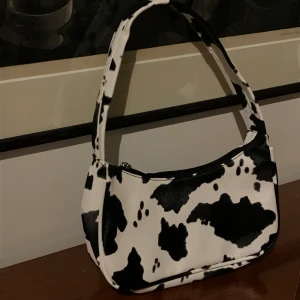 Ko-mönstrad shoulderbag🐮 - Jättefin komönstrad väska som aldrig är använd🥺🥺🥺 säljes då jag har för många väskor hihi..Frakt ej inkl. Högsta bud: 175