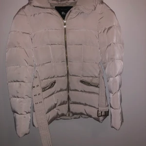 Jacka - Väldigt fin jacka till hösten och vinter. Jackan är köpt från Zara och är i storlek 34 men funkar även till 36