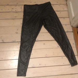 Latex/läder liknande leggings - Säljer mina coola leggings från primemark i London då som tyvärr är för stora för mig (storlek M, passar defenetivt storlek L) kommer inte riktigt ihåg nypris men säljer för 150! 🦋❤️ dom är lite störr i midjan men passar mig på längden (175-180cm) kan mötas upp i centrala Stockholm och eller frakta (+15kr) tar endast swish eller kontant.