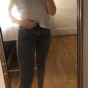 Molly Jeans strl 34 - Säljer mina Molly Jeans i fint skick, andvända ett par gånger, asså passar ju mig som är 34 men är lite för tajta därför tror jag att de både hade passat folk i 32 och 34, kan buda också💞