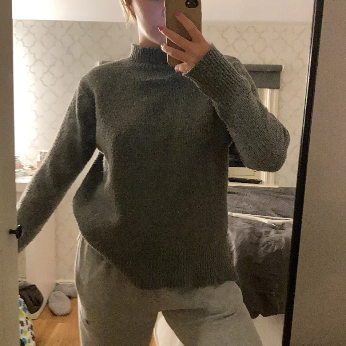 Stickad grå tröja