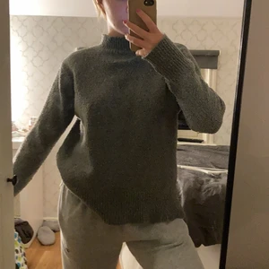 Stickad grå tröja  - Supermysig stickad tröja från märket saint tropez😊