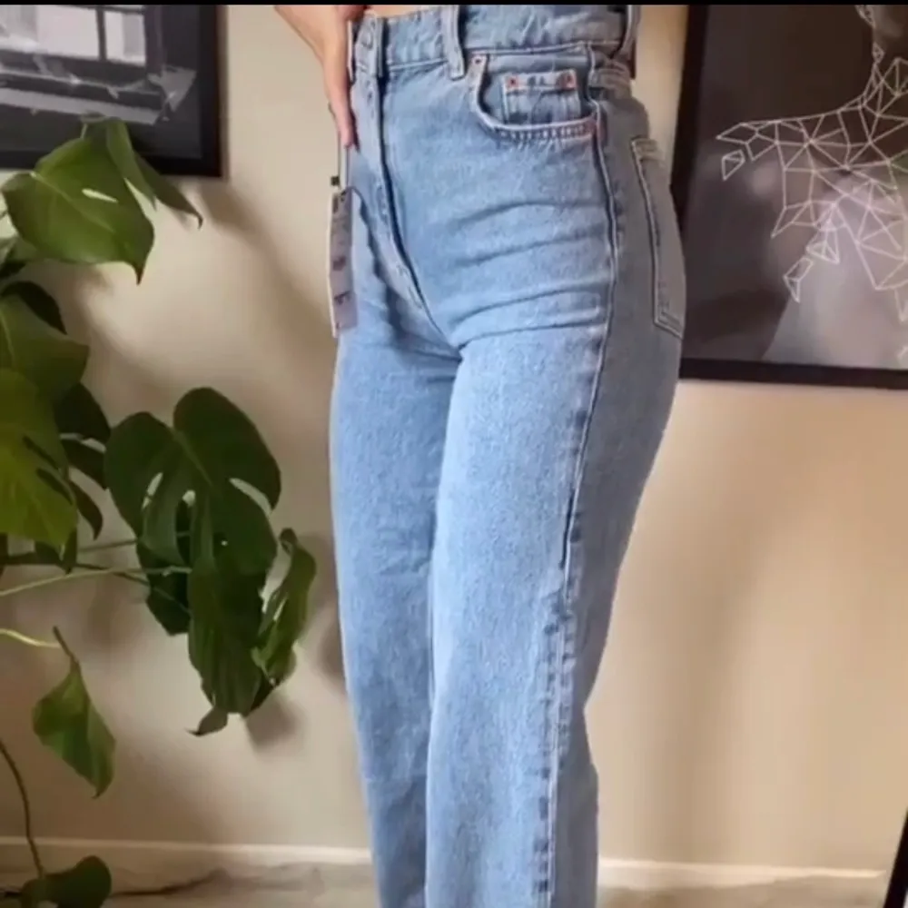 Snyggaste Mom jeansen!😍 Helt nya aldrig använda. Säljer pågrund av en aning stora på mig för köpte fel storlek och är väldigt kort. Köparen står för frakten ifall vi bor nära kan man mötas upp🤩. Jeans & Byxor.