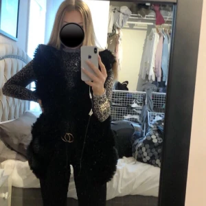 svart pälsväst - funderar på att sälja min älskade pälsväst men beror på ifall jag får något bra pris så säljer jag den gärna annars behåller jag den, vad kan ni lägga för bud? väl använd men helt felfri❤️det är stl S/M men skulle säga den passar XS-L