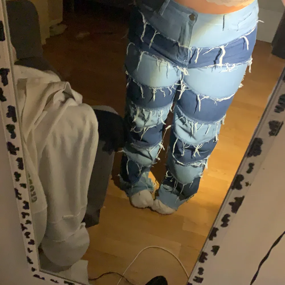 skit coola jeans, aldrig använt jeansen för att dom är inte min stil💘 materialet är ganska bra precis som vanliga jeans💓 skriv privat för frågor och buda gärna i kommentarerna<3 frakt tillkommer!. Jeans & Byxor.