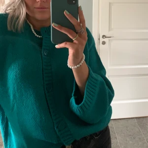 Grön kofta från asos i strl 38 - Jätteskön och snygg grön kofta från asos. Endast använd en gång! Budgivning i kommentarerna, budet startar på 200 kr (nypris 440 kr). Frakt 60 kr💕